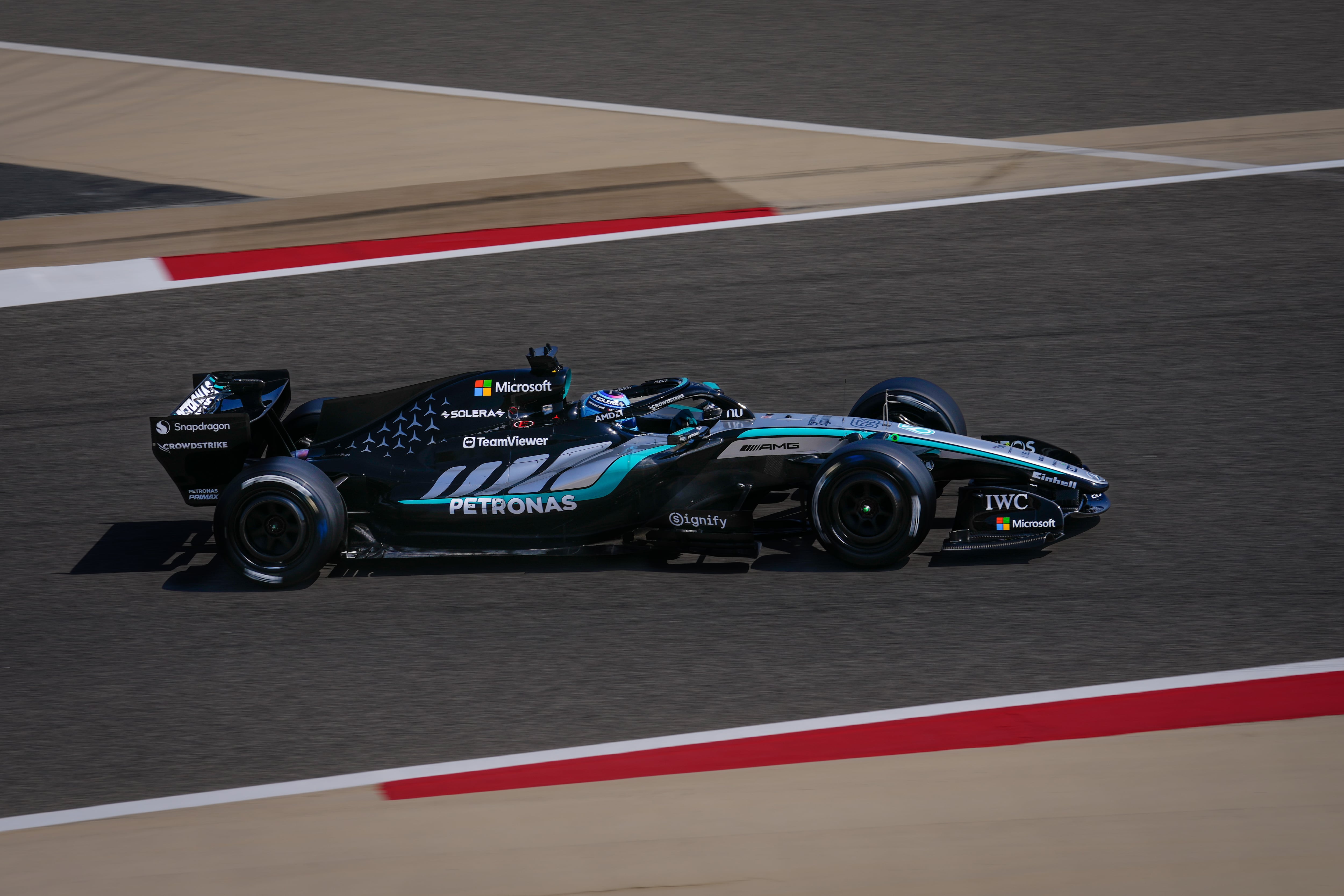 George Russell conduce su Mercedes en las prácticas de pretemporada en Sakhir, Bahréin. El equipo alemán asoma como favorito (AP Foto/Altaf Qadri)