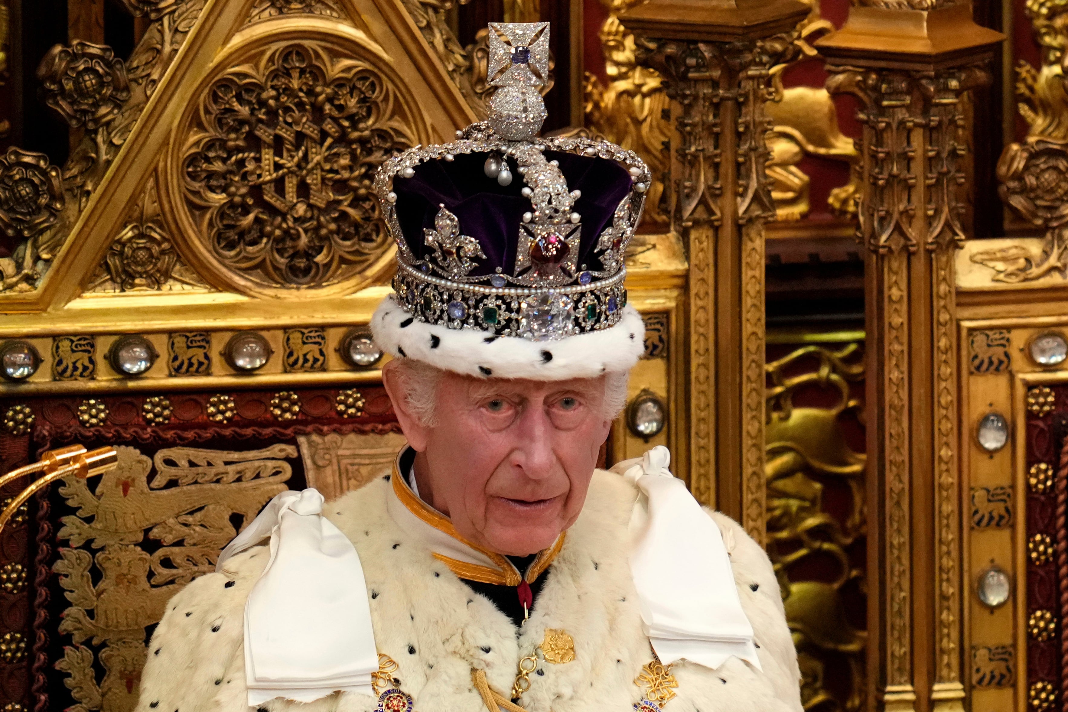 El rey Carlos III, usando la corona imperial, asiste a la apertura estatal del Parlamento en la Cámara de los Lores (Associated Press/Kirsty Wigglesworth)