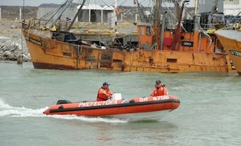 Personal de Prefectura en acción,