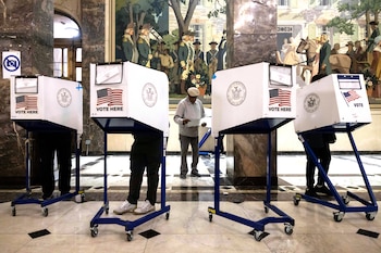 Votantes emiten sus sufragios en la Corte Suprema del condado de Bronx en Nueva York, el día de la elección, el martes 5 de noviembre de 2024. (AP Foto/Yuki Iwamura)