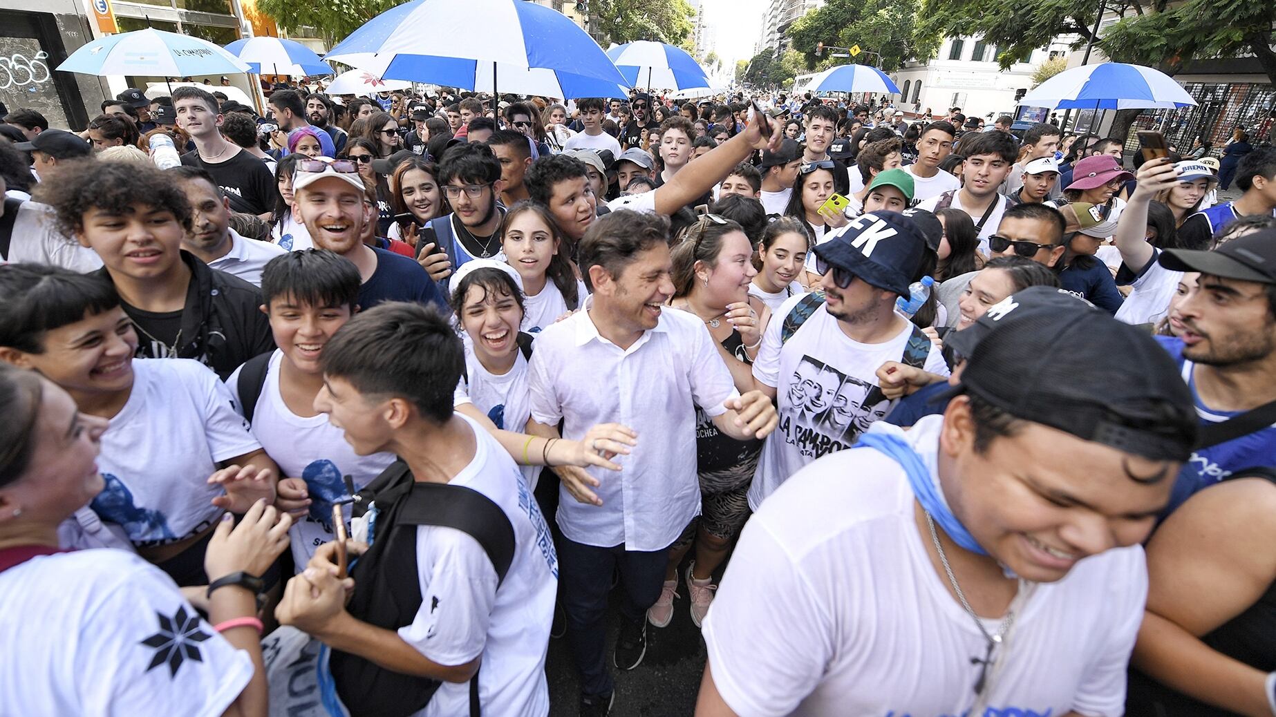 Axel Kicillof sonríe con la militancia durante la movilización del 24 de marzo (Imagen de archivo: @Kicillofok)
