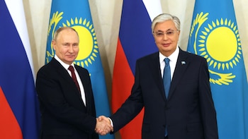 El presidente de Kazajistán pidió “congelar” el conflicto en Ucrania durante una reunión con Vladimir Putin