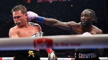 Terence Crawford le da un