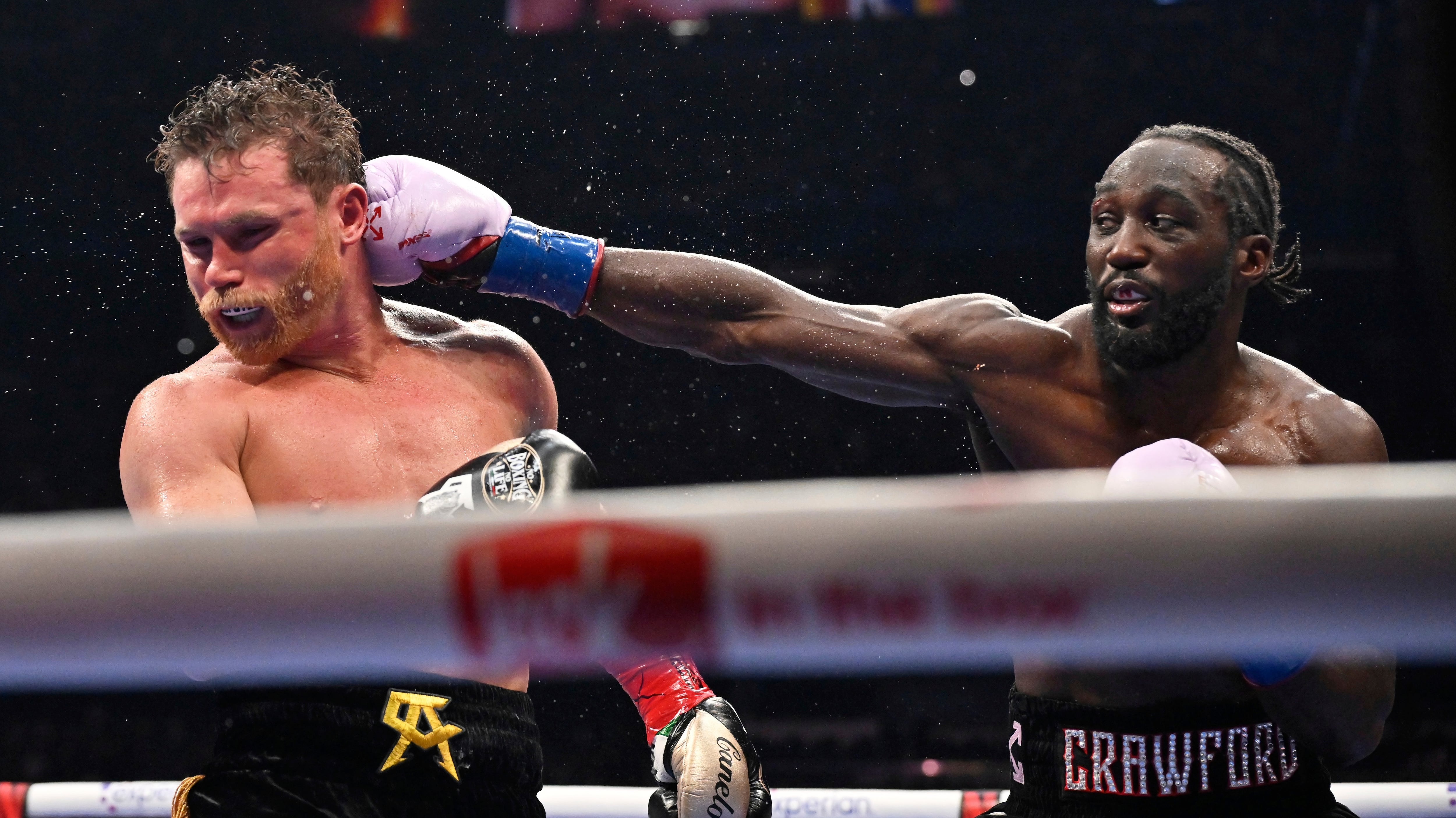 Terence Crawford le da un golpe al Canelo Alvarez durante la pelea por el campeonato indiscutido en Las Vegas el sábado 13 de septiembre del 2025. (AP Foto/David Becker)