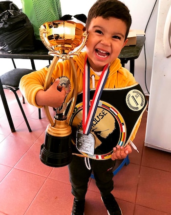 Su hijo Ades tiene cuatro