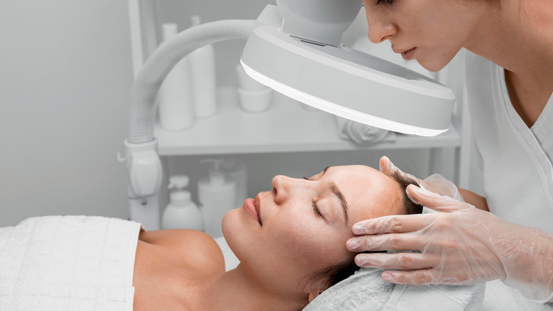 Una consulta profesional es fundamental para seleccionar el procedimiento más adecuado antes de las celebraciones (Freepik)