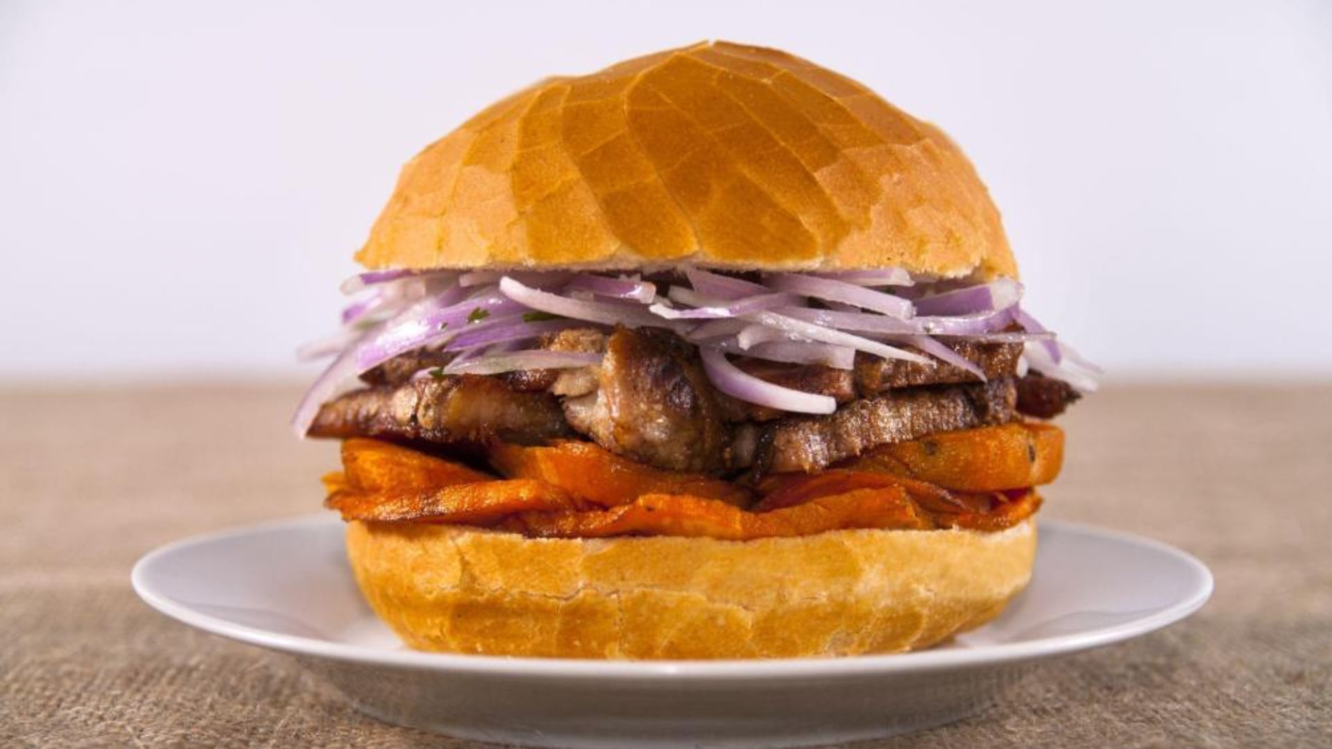 Pan con chicharrón, gastronomía peruana, desayuno - Perú - 20 de agosto (Scoolinary)