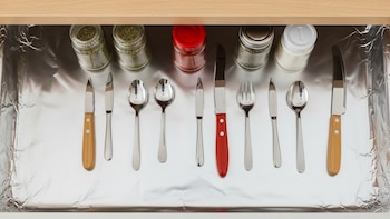 Para qué sirve poner papel aluminio en los cajones de la cocina y cómo hacerlo