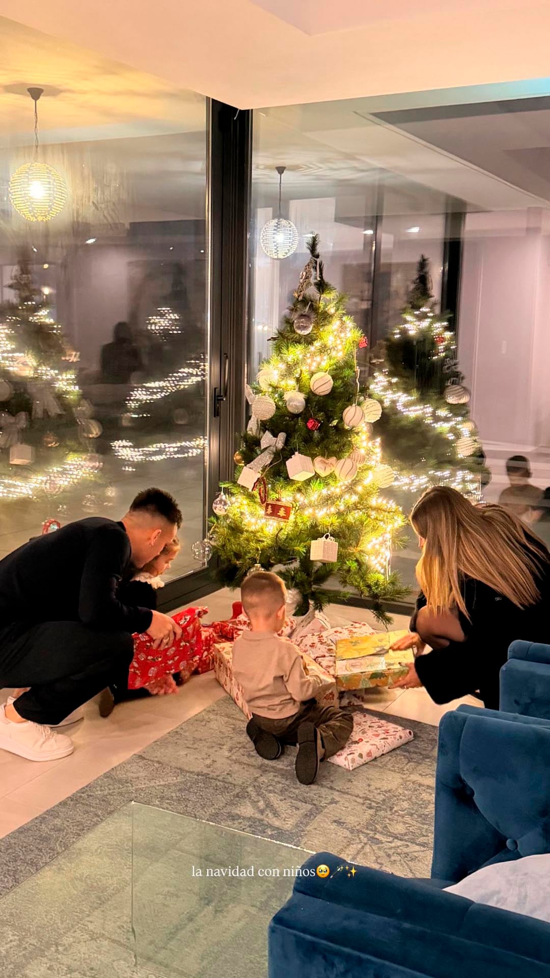 Lautaro abriendo regalos con sus hijos