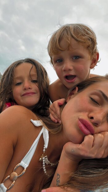 Cami Homs junto con sus