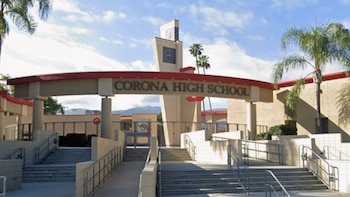 El FBI frustró un plan de tiroteo masivo en una escuela de California: dos chicas de 15 años conspiraron durante meses