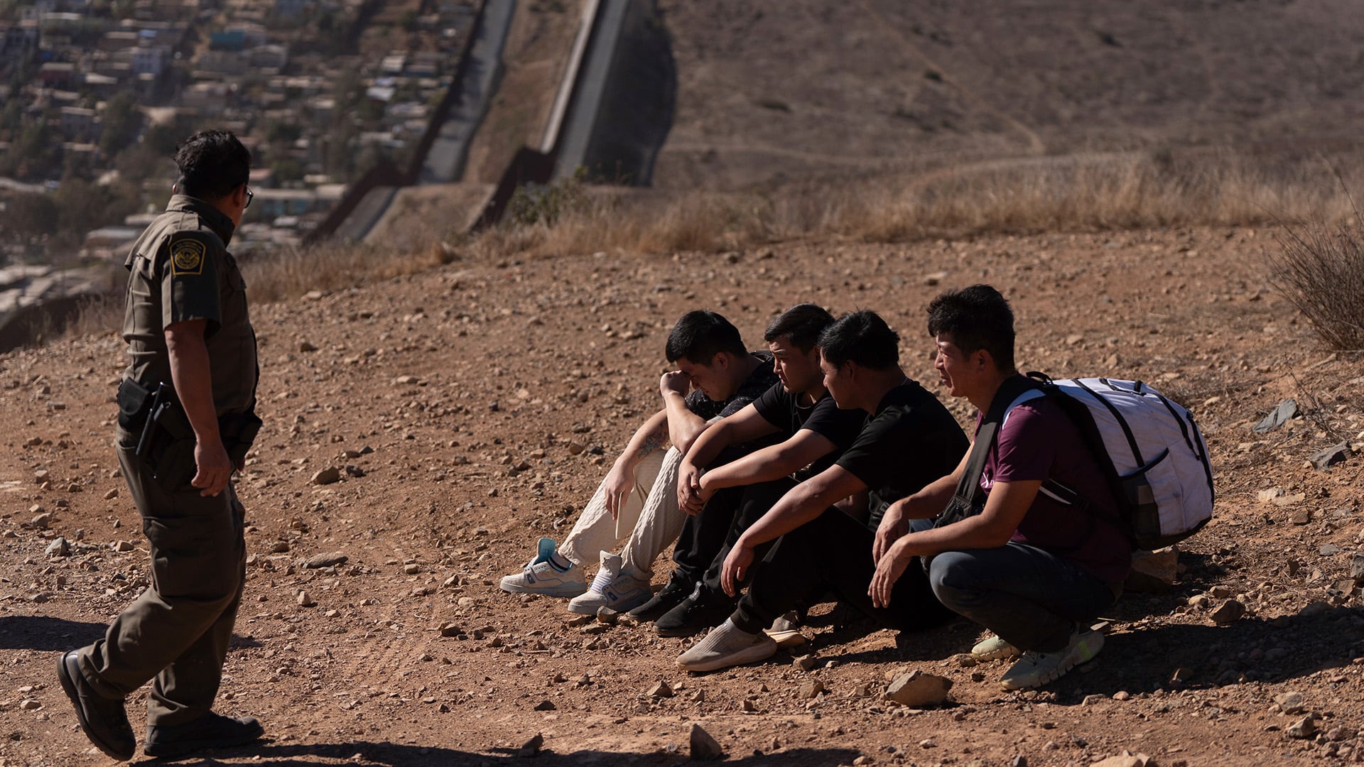 La Embajada de Estados Unidos en México ofrece un incentivo de 3 mil dólares, vuelo gratuito y perdón de multas a migrantes que opten por la autodeportación. . Crédito: AP Foto/Gregory Bull