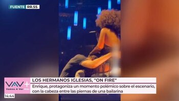 Enrique Iglesias cantando con la