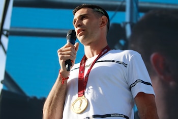 Dibu Martínez tomó el micrófono