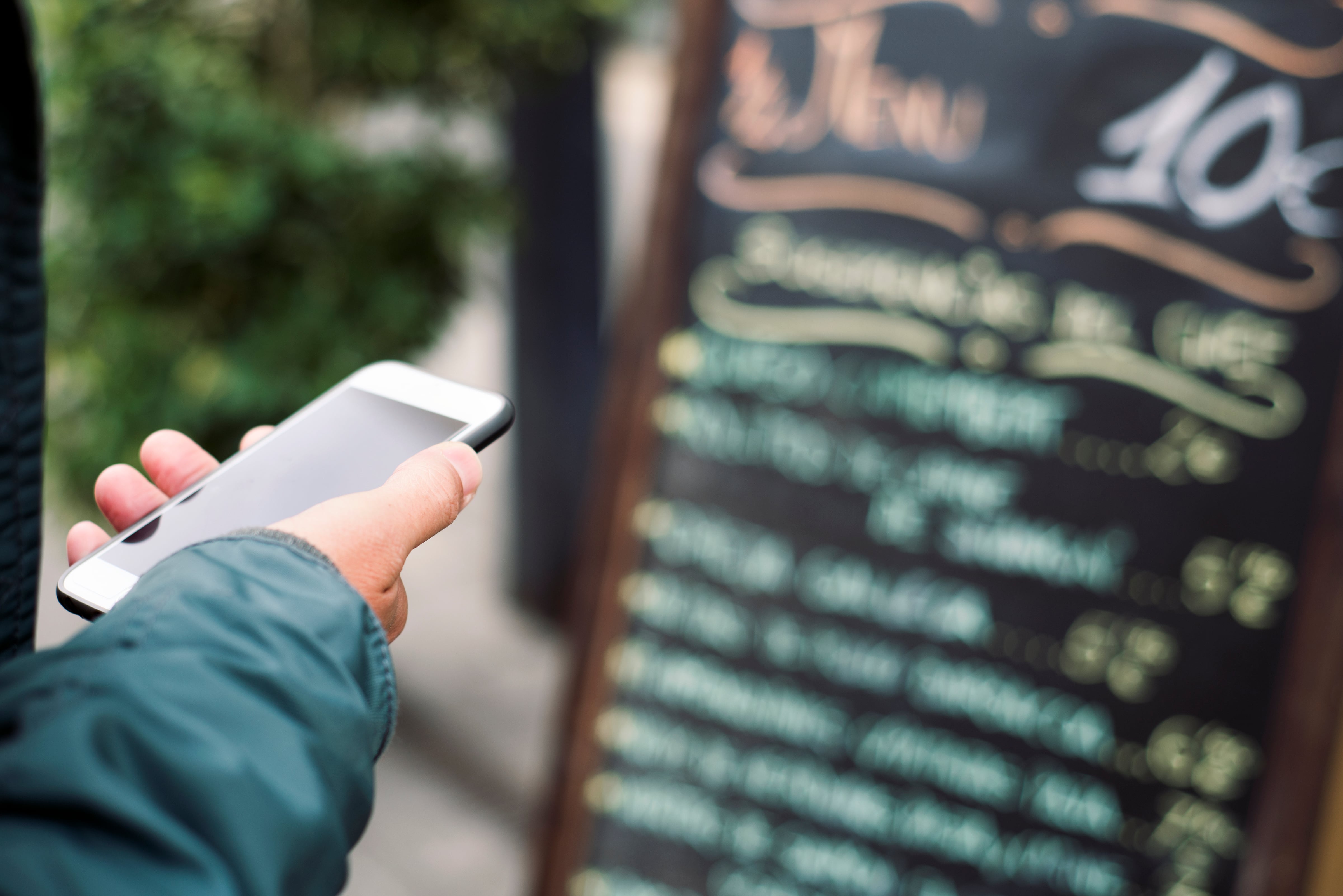 Un cliente poniendo una reseña a un restaurante (Adobe Stock)