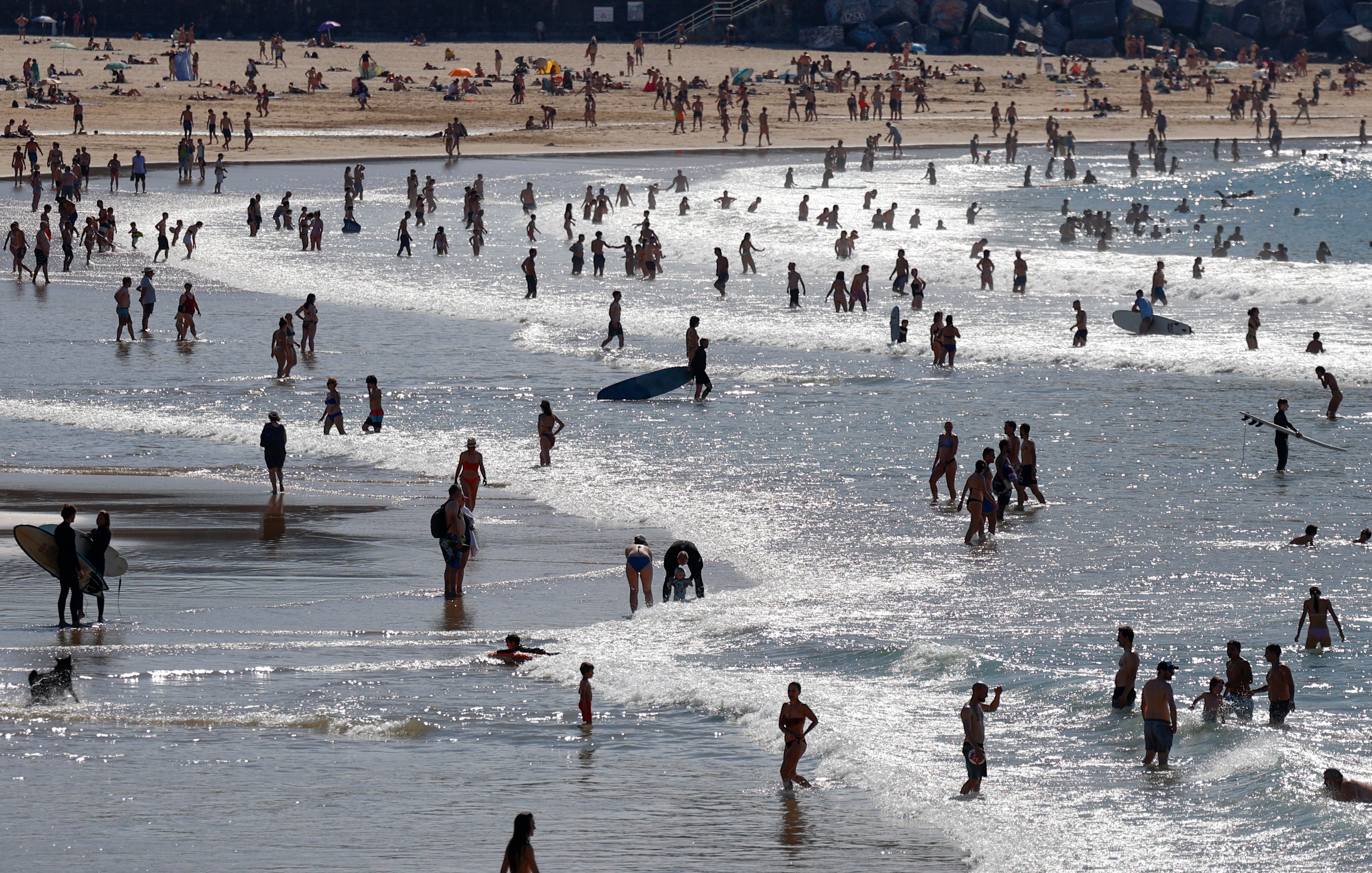 Bañistas disfrutan de la playa de la Zurriola de San Sebastián, a 25 de mayo de 2026. (EFE/Juan Herrero)