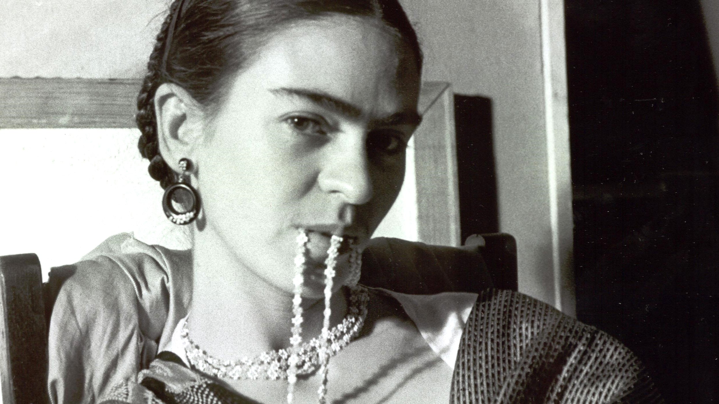 Tras el choque del 17 de septiembre de 1925, Frida Kahlo pasó meses en cama, abandonó su plan de estudiar medicina y comenzó a pintar autorretratos con un espejo y un caballete especial (Prime Video/Lucienne Bloch)