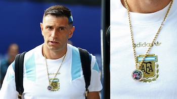 El particular amuleto familiar que repitió Emiliano Dibu Martínez en su llegada al estadio para Argentina-Cabo Verde