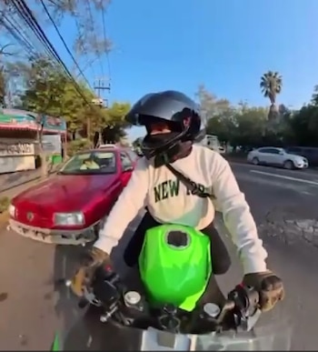 Un motociclista y un ciclista