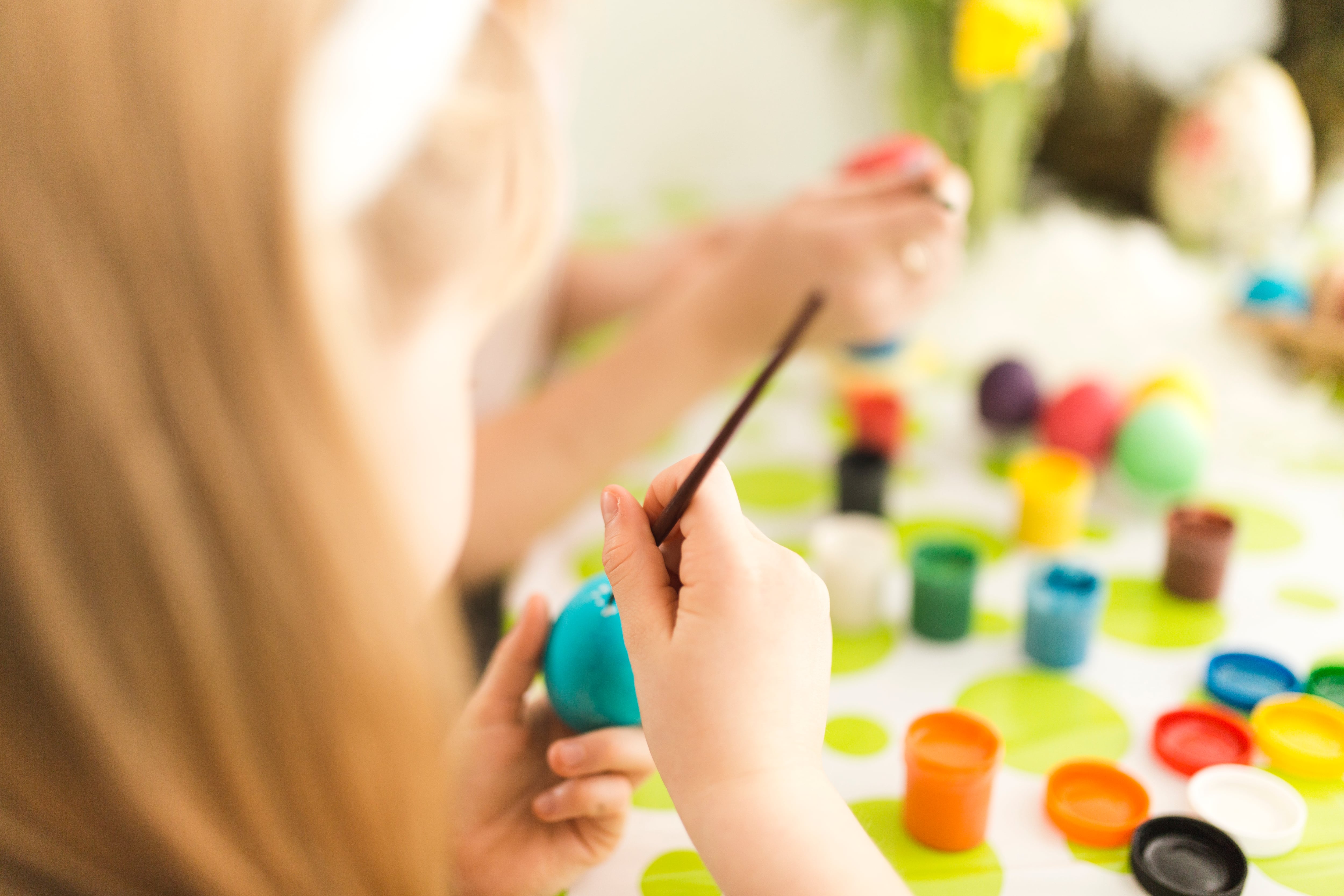Una niña haciendo actividades extraescolares (Freepik)