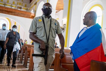 Un miembro de seguridad durante