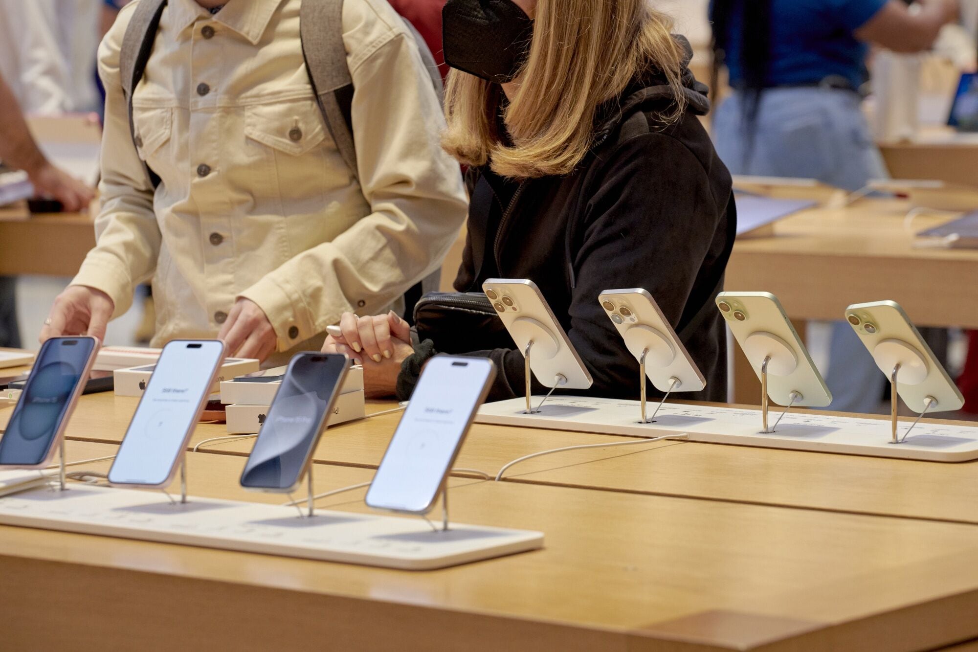 El comprador afirmó que adquirió el iPhone 15 Pro Max el 7 de agosto de 2024 para regalárselo a su madre. (Foto de archivo: Gabby Jones / Bloomberg)
