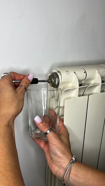 Chus Atienzar purgando un radiador.