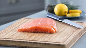 La forma más desconocida y con mejores resultados para cocinar el salmón, según un nutricionista
