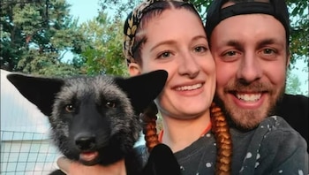 Mikayla Raines junto a su