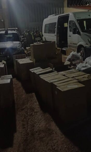 Policía detiene una miniván con