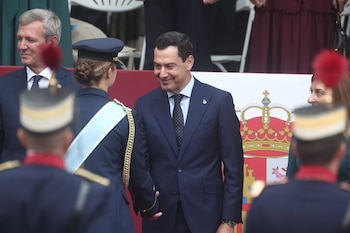 12/10/2025 La Princesa Leonor y el presidente de la Junta de Andalucía, Juanma Moreno, durante el acto solemne de homenaje a la bandera nacional y desfile militar por el 12 de octubre, Día de la Hispanidad, en la Plaza de Cánovas del Castillo, a 12 de octubre de 2025, en Madrid (España). Los actos comienzan con el izado de bandera y van seguidos del homenaje a los que dieron la vida por el país. Posteriormente, comienzan los desfiles militares aéreos y terrestres. En total, 3.847 efectivos de las Fuerzas Armadas, las Fuerzas y Cuerpos de Seguridad del Estado y otras instituciones del Estado participarán en el desfile, junto a 229 caballos, 6 perros, 45 aviones y 29 helicópteros.
POLITICA
Eduardo Parra - Europa Press
