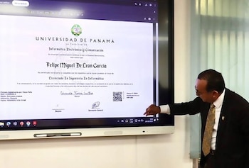 Un funcionario explica los adelantos tecnológicos que ahora presentan los diplomas electrónicos. (UP)