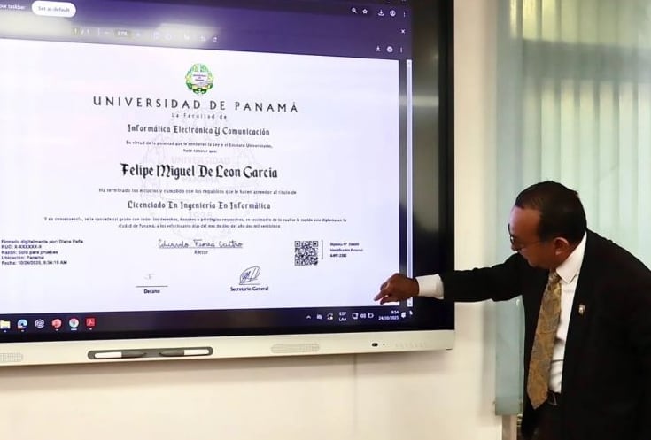 Un funcionario explica los adelantos tecnológicos que ahora presentan los diplomas electrónicos. (UP)