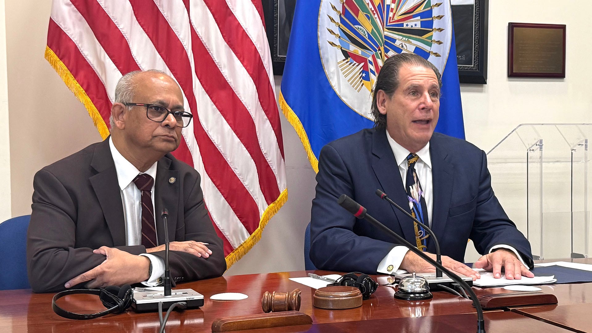 Albert Ramdin y Lee Rizzuto durante un encuentro oficial que compartieron en la OEA, (Washington, Estados Unidos)