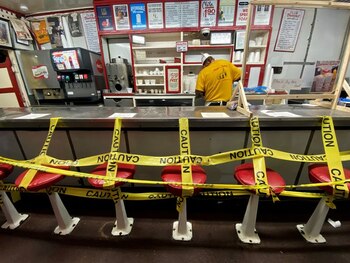 Un empleado prepara órdenes para