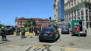 Violento choque y vuelco frente