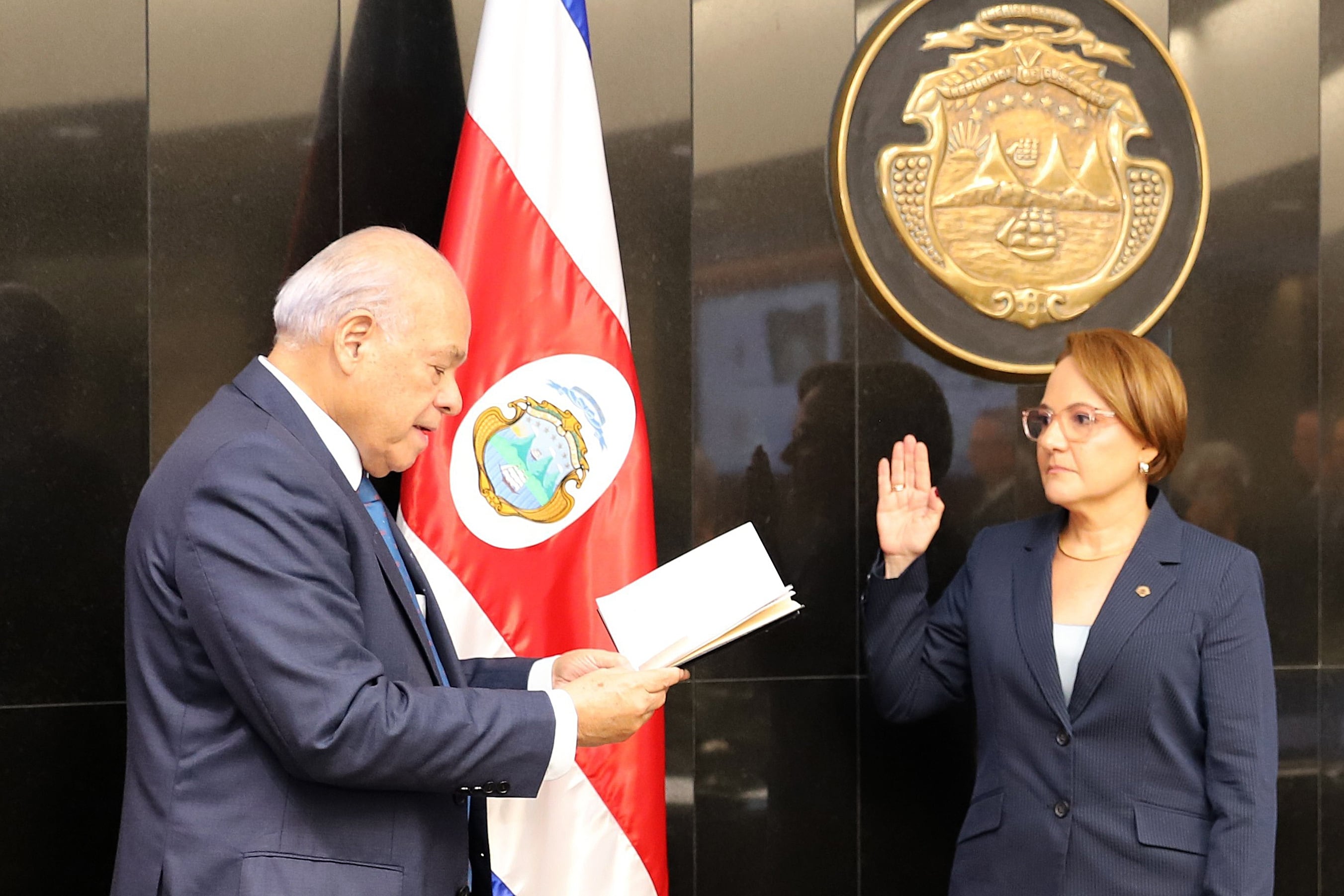 SAN JOSÉ (COSTA RICA), 26/10/2026.- Fotografía cedida por el Poder Judicial de Costa Rica donde se observa a la nueva presidenta de la Corte Suprema de Justicia de Costa Rica, Patricia Vargas (d), mientras es juramentada en el cargo por su antecesor, Orlando Aguirre, al ser elegida por la Corte Plena este lunes, en San José (Costa Rica). EFE/ Poder Judicial de Costa Rica