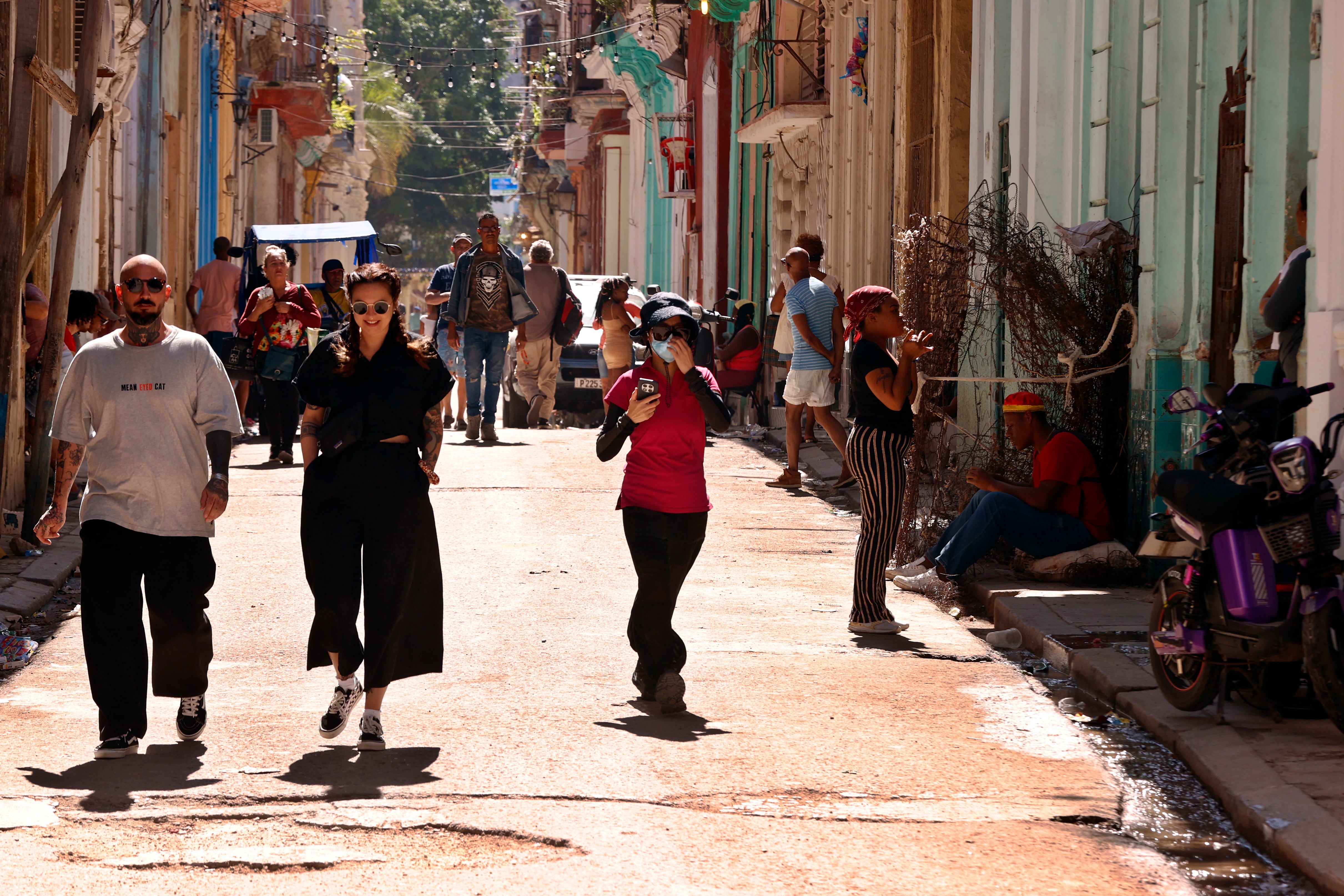 Turistas caminan este miércoles por una calle de La Habana (EFE/Ernesto Mastrascusa)