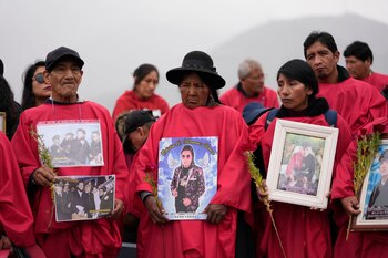 Manifestantes con fotos de las