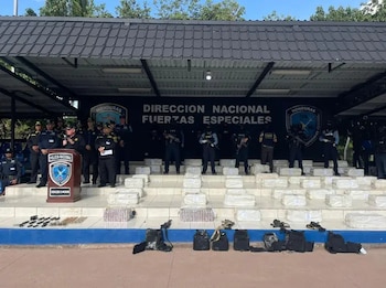 La Policía decomisó 56 fardos de presunta cocaína ocultos en un compartimiento falso de una cisterna en El Progreso.(FOTO: Policía Nacional)