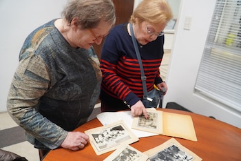Una infancia compartida, décadas de distancia y un reencuentro en el voluntariado de AMIA: la historia de Eugenia y Sara