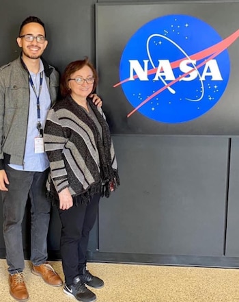 Elio Morillo y su madre,