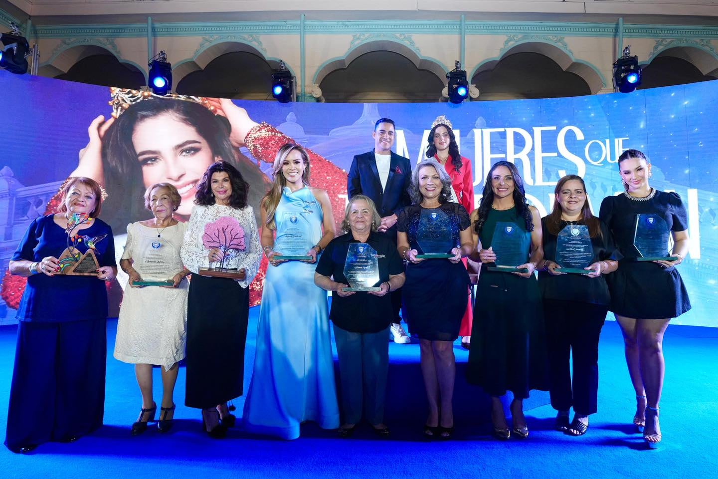 El evento incluyó un homenaje a mujeres sobresalientes de distintos ámbitos de la sociedad salvadoreña, reconociendo su aporte y liderazgo en el desarrollo del país. (Cortesía: Henry Flores)