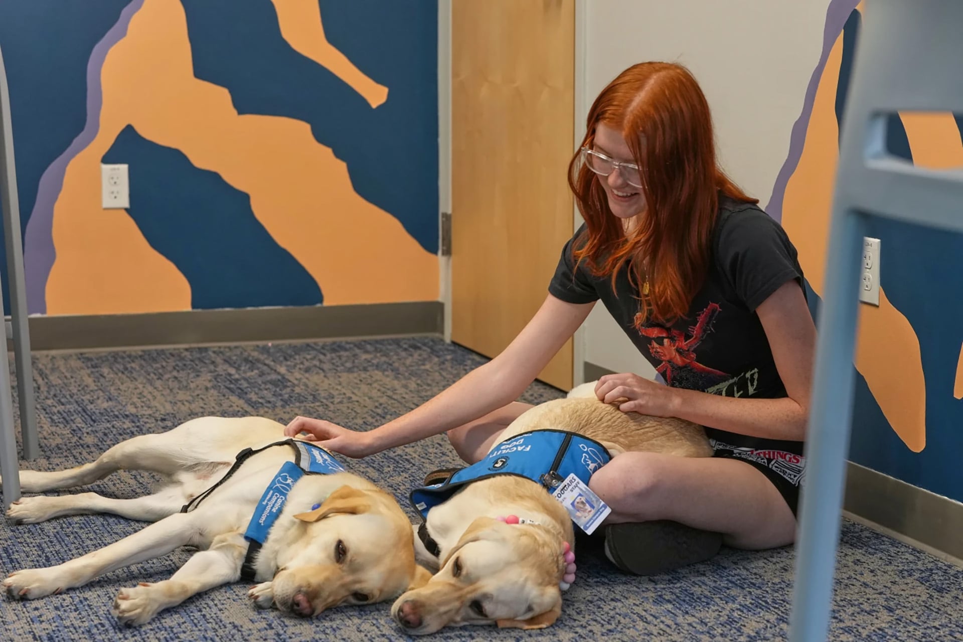 La organización sin fines de lucro Canine Companions asignó a las perras Norene y Polenta para brindar asistencia emocional a la comunidad educativa (Ap)