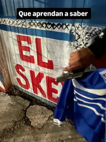 Hinchas de Nacional con camiseta