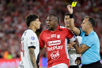AMDEP1730. BOGOTÁ (COLOMBIA), 08/09/2026.- Alan Saldivia (i) de Vasco da Gama es amonestado este martes, en el partido de ida de cuartos de final de la Copa Sudamericana entre Santa Fe y Vasco da Gama en el estadio El Campín, en Bogotá (Colombia). EFE/ Carlos Ortega