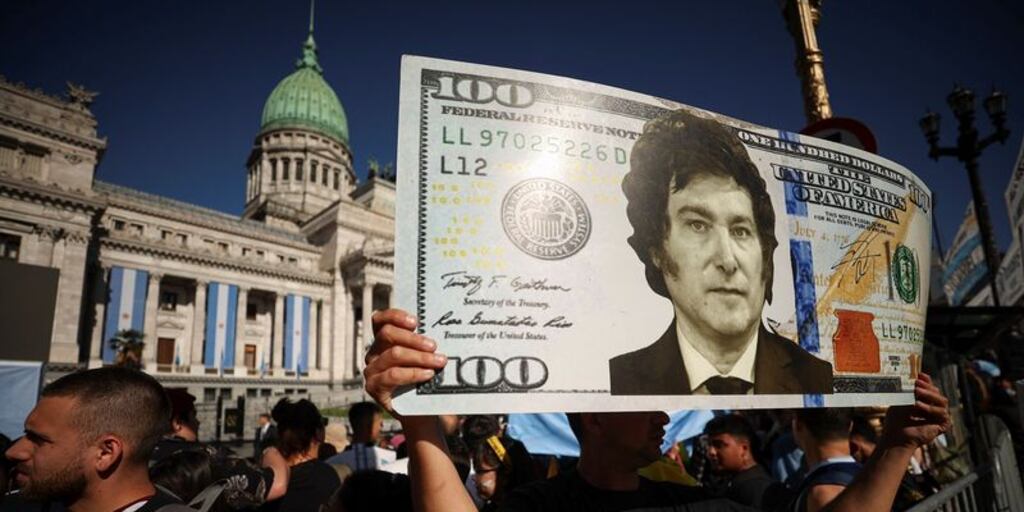 Javier Milei junto a su Gabinete durante la cadena nacional