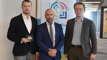 Pavel Andreyev, a la izquierda,