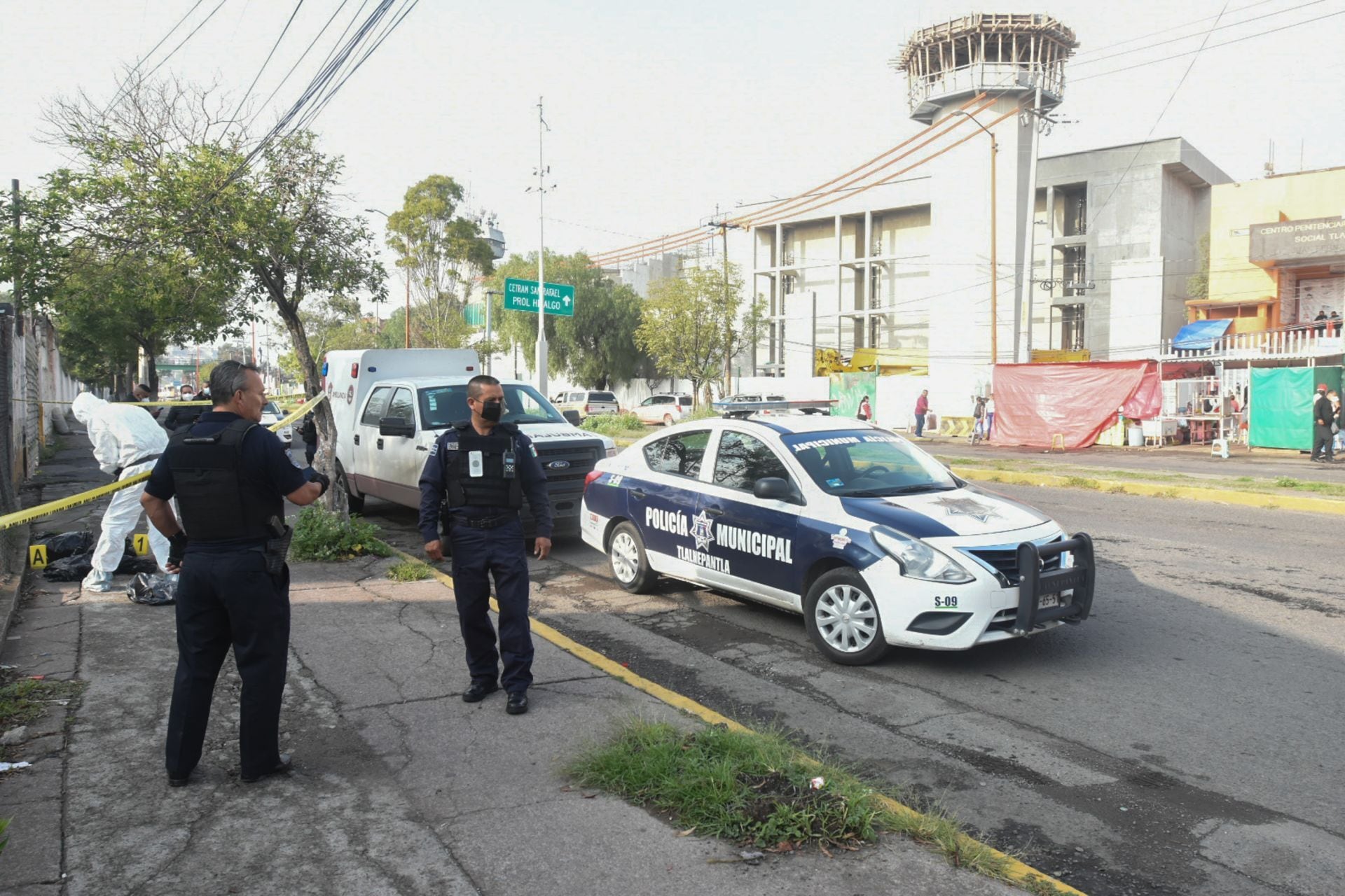 Fueron hallados restos humanos contenidos en varias bolsas negras frente al penal de Barrientos, en el lugar también había un manta con amenazas a funcionarios del centro de reclusión.