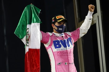 El corredor mexicano de Fórmula Uno Sergio Pérez, BWT Racing Point, celebra al ganar el Gran Premio de Sakhir el 6 de diciembre de 2020 en el Circuito International de Baréin cerca a Manama (Baréin). (CEFE/Bryn Lennon POOL/Archivo)